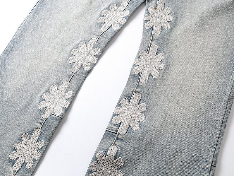 LOSTSHDWS Daisy Appliqu¨¦ Flared Jeans ¡ª detail