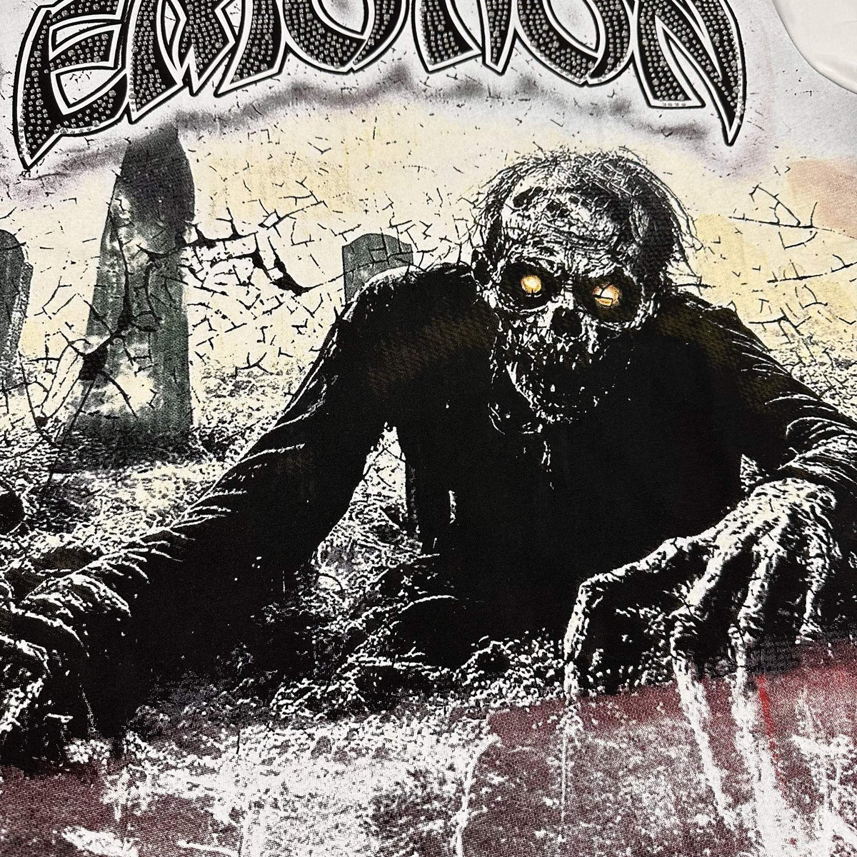 MIXED EMOTION Skull Graveyard Graphic T-Shirt ¡ª detail