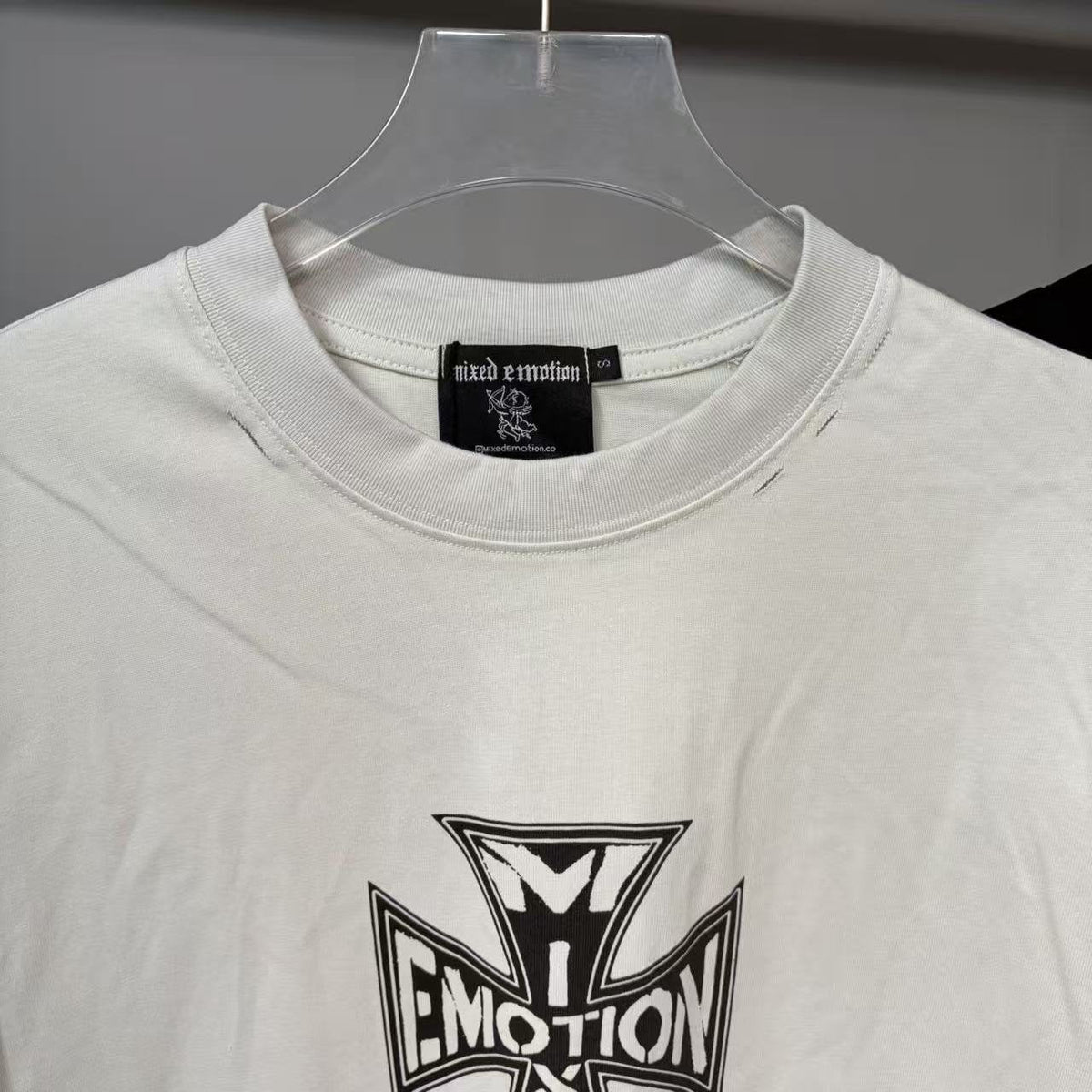 MIXED EMOTION Cross Graphic Distressed T-Shirt ¡ª neck_label