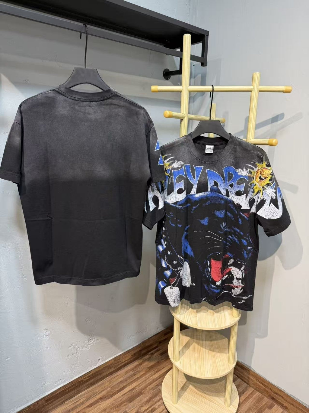 VALLEY Dreams Panther Graphic T-Shirt ¡ª context