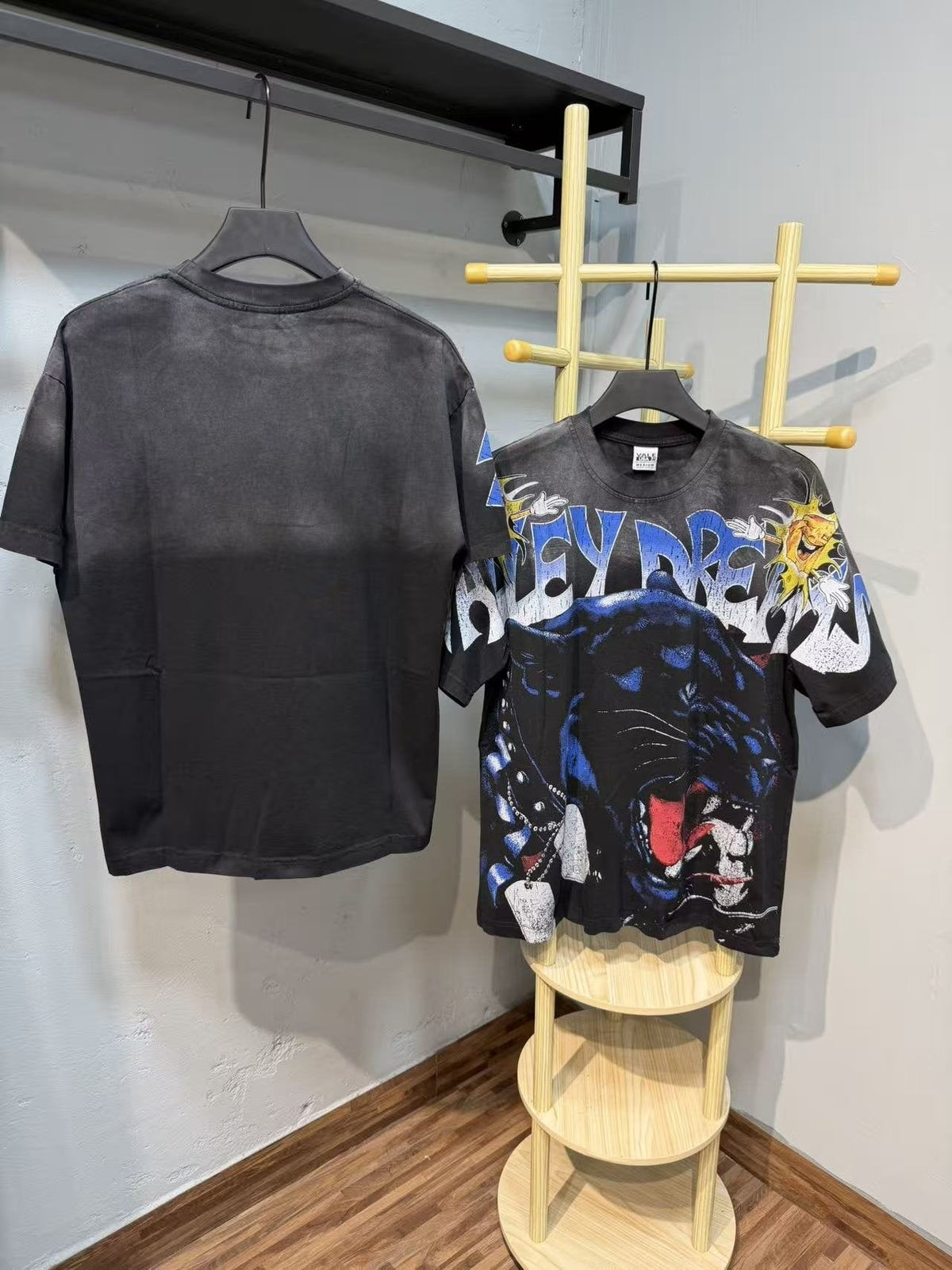 VALLEY Dreams Panther Graphic T-Shirt ¡ª context