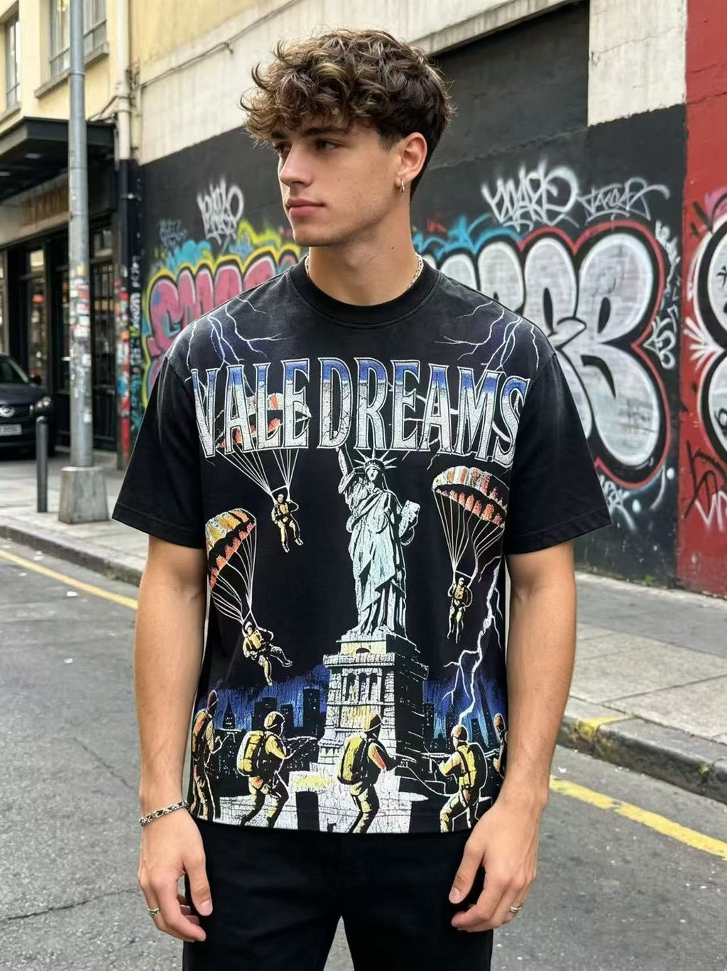 VALLEY Statue of Liberty Parachute Graphic T-Shirt ¡ª model